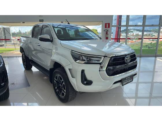 TOYOTA HILUX 2.8 D-4D TURBO DIESEL CD SRX 4X4 AUTOMÁTICO